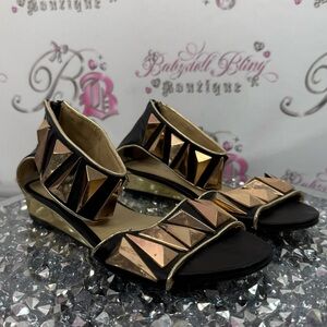 Aldo shoes sandals 3D effect slight heel Black and Gold Geometric Sandals